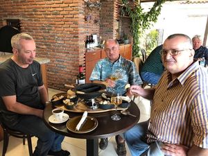 en mycket trevlig vegansk plats som serverar både veganska och icke-veganska rätter. Det har bra kundservice svar.
  Jag vill också tacka Olof och Fredrick för att följa med m at Helan & Halvan in Linkoping