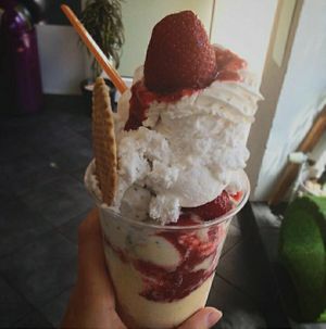 Veganer Erdbeerbecher at LisEis in Kiel