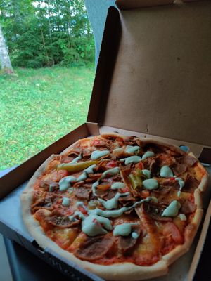 Vegan kebabpizza with garlic sauce at Kroppkärrs Pizzeria in Karlstad
