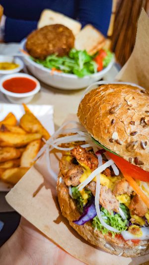 Un grand burger (même trop) et de super frites ! at Farma Burgerownia Roslinna in Krakow