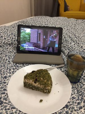 Movie, tea and spinach-peanut-Banane-cake from Free Farma  at Farma Burgerownia Roslinna in Krakow