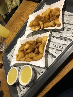 Wedges with cheese sauce  at Farma Burgerownia Roslinna in Krakow