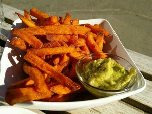 Sweet Potatoe Fries with Avocado Dip at Burgerglück in Goslar