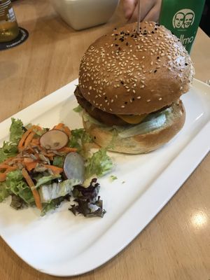 Vegano, ein Veganer Cheeseburger, 9,90 € at Burgerglück in Goslar