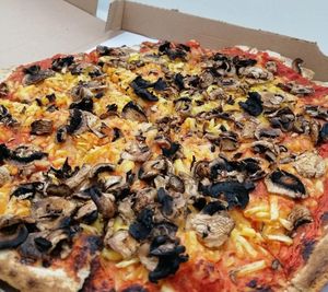 Pizza Champignon mit veganem Käse at Pizza-Treff in Goslar