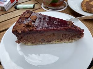 „Harzer“ Schwarzwälder Kirsch (sooooo gut) vegan at Schneeweiss + Rosenrot in Goslar