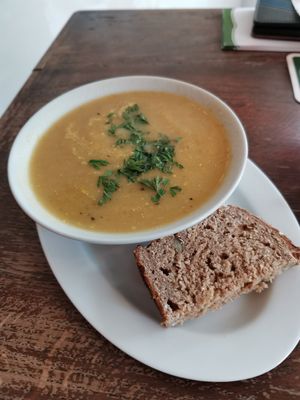 Parsnip soup with homemade bread at Schneeweiss + Rosenrot in Goslar
