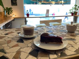 Harzwälder Kirschtorte Kakao  at Schneeweiss + Rosenrot in Goslar