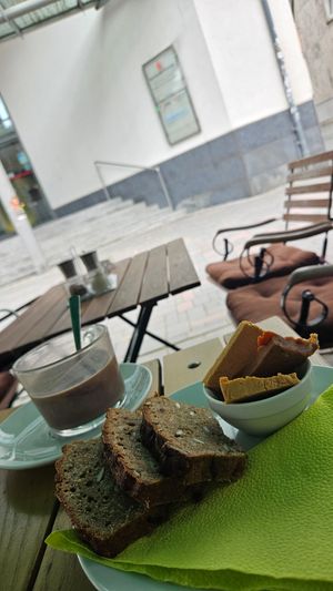 Homemade bread and a hot chocolate at Schneeweiss + Rosenrot in Goslar