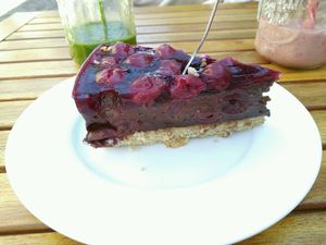 Vegan cherry chocolate cake at Schneeweiss + Rosenrot in Goslar