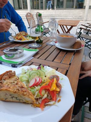 Quiche (vegetarian) and summer minestrone (vegan) at Schneeweiss + Rosenrot in Goslar