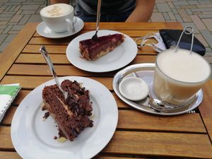 Vegan cakes, tea and coffee at Schneeweiss + Rosenrot in Goslar