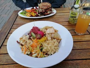 Bowl and burger at Schneeweiss + Rosenrot in Goslar