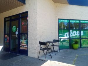 Outside seating 💚 at Glow Juicery in Duncan