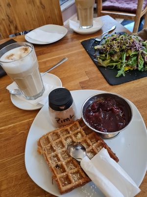 Vegane Waffel mit Zwetschgenkompott und veganer Kaffee at Cafe Flora in Bad Harzburg