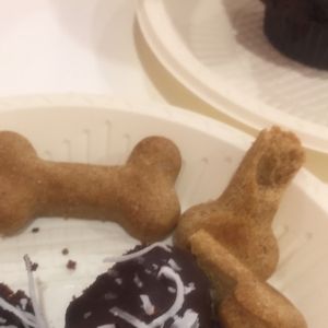 they give you cookies for your dog  at Peace of Cake - Dark Kitchen in Naucalpan De Juarez