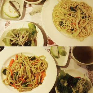 noodle dishes at Lǜ Yě SùShí 綠也素食 in Taipei