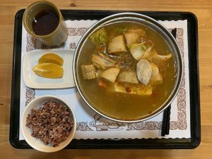 Vegetarian spicy (mala) hot pot at Lǜ Yě SùShí 綠也素食 in Taipei