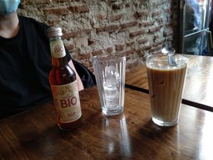 Cola bio y iced latte at Pum Pum Cafe in Madrid