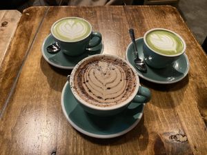 Matcha latte y choco latte con leche vegetal   at Pum Pum Cafe in Madrid