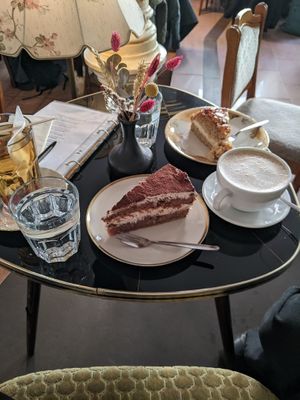 Vegane Tiramisutorte und Bienenstich  at Kukoon in Bremen
