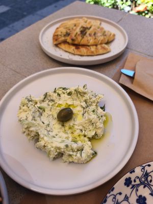 Pita with vegan Tzatziki at ONO by Marouli in Rhodes