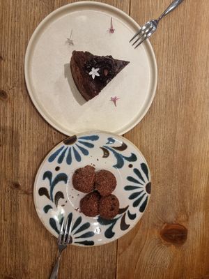 2 chocolate mint bliss balls and raw chocolate cheesecake with blackberry jam at Plants in Taipei