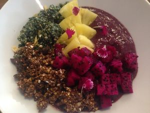 Acai bowl with a blend of spirulina-sprouted and cacao goji homemade rawnola. Overall very good! Not a frozen slurpee and actually could taste every distinct flavor. Granola had a good and satisfying crunch. Fruits weren't so cold that it makes your gums numb. at Plants in Taipei