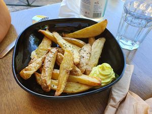 Las patatas, horneadas y nada grasientas at Veganaki in Athens