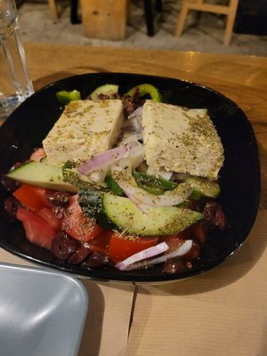 Greek Salad mit veganem Veta at Veganaki in Athens