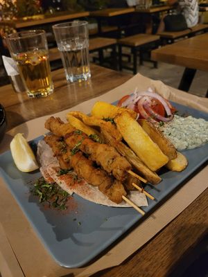 Souvlaki mit Kartoffeln & Tzatziki at Veganaki in Athens