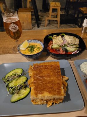 Pastitcio, Greek Salad & Bohnen at Veganaki in Athens