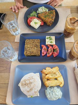 Zuchinipie, Veta, Omlette, Vetasandwitch mit Olivenpaste at Veganaki in Athens