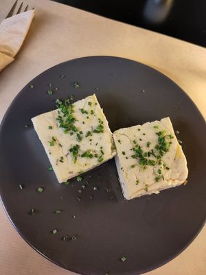 Homemade cashew feta with oil and chives 👌 at Veganaki in Athens