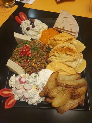 Plato con varios entrantes típicos at Veganaki in Athens