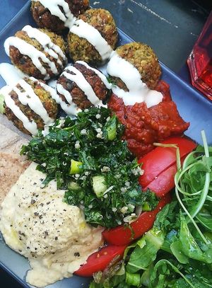 Falafel et crudités at Veganaki in Athens