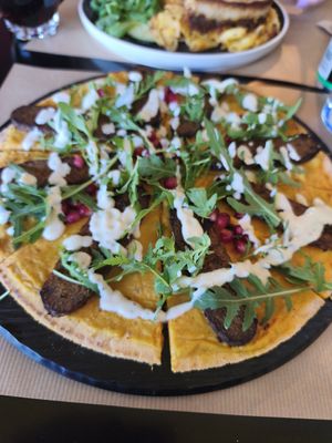 Tempeh pizza at Veganaki in Athens