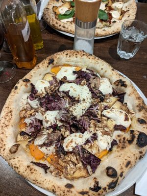 Vegan pizza at La Stella Nera in Berlin