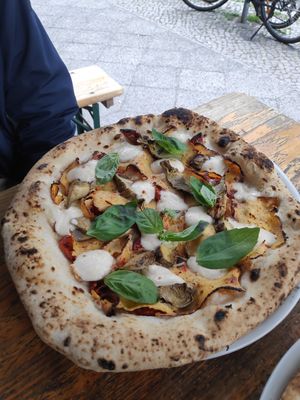 Pizza Carciofina piccante at La Stella Nera in Berlin