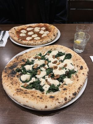 Pizza mit Spinat, veganem Käse und gerösteten Walnüssen  at La Stella Nera in Berlin