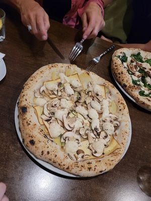 Pizza Bianca fungi at La Stella Nera in Berlin
