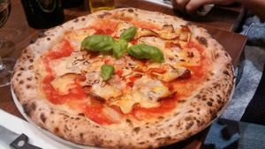 Pizza at La Stella Nera in Berlin