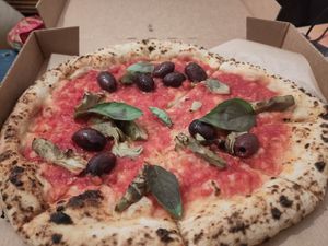Pizza rossa carciofi to Go at La Stella Nera in Berlin