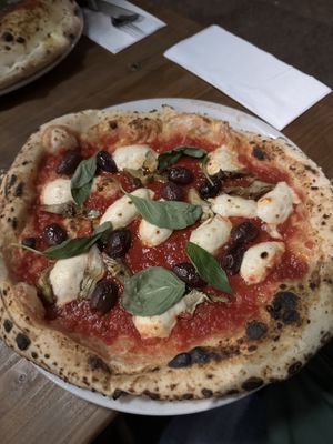 Pizza mit Oliven, Artischocken & Käse  at La Stella Nera in Berlin