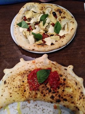 Calzone und White pizza at La Stella Nera in Berlin