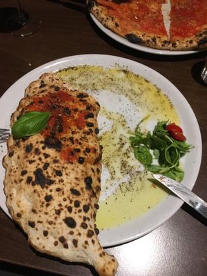 Calzone -
mingus ah um
€ 10,00
tomatensauce, cherrytomaten, hausgemachter veganer ricotta, veganer käse, basilikum at La Stella Nera in Berlin