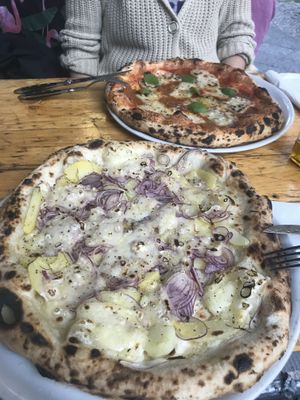 Salami & Kartoffelpizza at La Stella Nera in Berlin