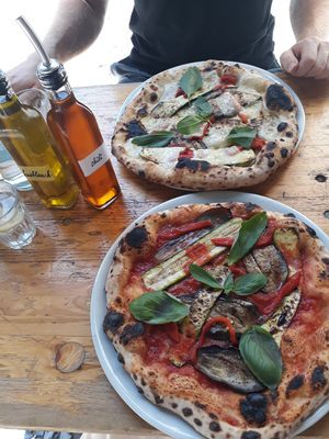 Pizza Verdura with and without vegan cheese at La Stella Nera in Berlin