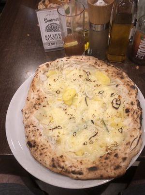 Pizza mit Kartoffeln, Zwiebeln und Rosmarin at La Stella Nera in Berlin
