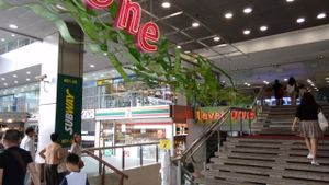 Mall exterior at Eight Immortals Vegetarian - Far East Plaza in Central Singapore